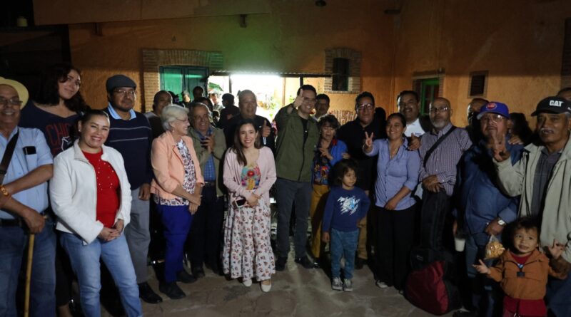 Disfrutan vecinos de La Pinta de Tertulias en Familia