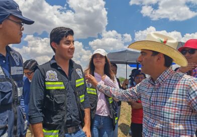 Supervisan estudiantes de la UAZ y Pepe Saldívar pavimentación de carreteras en Guadalupe