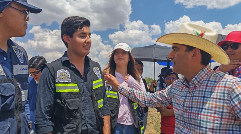 Supervisan estudiantes de la UAZ y Pepe Saldívar pavimentación de carreteras en Guadalupe