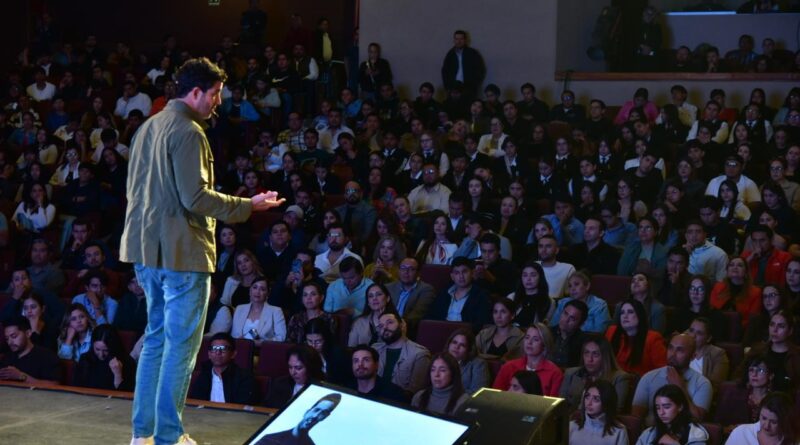 Festeja Gobierno de Zacatecas a estudiantes con Conferencia de “Oso Trava”
