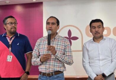 Capacita Gobierno de Pepe Saldívar a productores y brindan repelente contra gusano barrenador