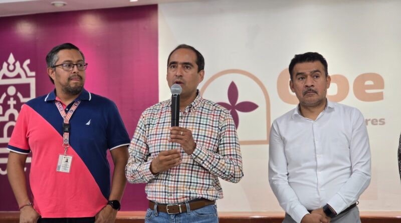 Capacita Gobierno de Pepe Saldívar a productores y brindan repelente contra gusano barrenador