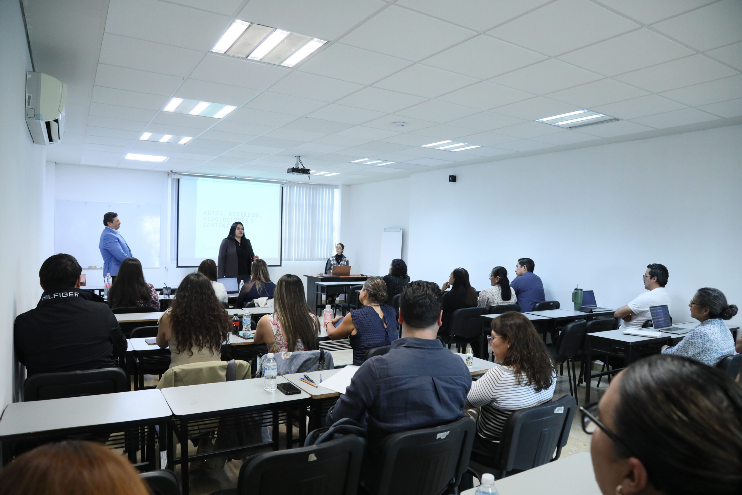 PERSONAS JUZGADORAS FORTALECEN SUS COMPETENCIAS EN REDACCIÓN DE RESOLUCIONES Y SENTENCIAS EN MATERIA PENAL PERSONAS JUZGADORAS FORTALECEN SUS COMPETENCIAS EN REDACCIÓN DE RESOLUCIONES Y SENTENCIAS EN MATERIA PENAL