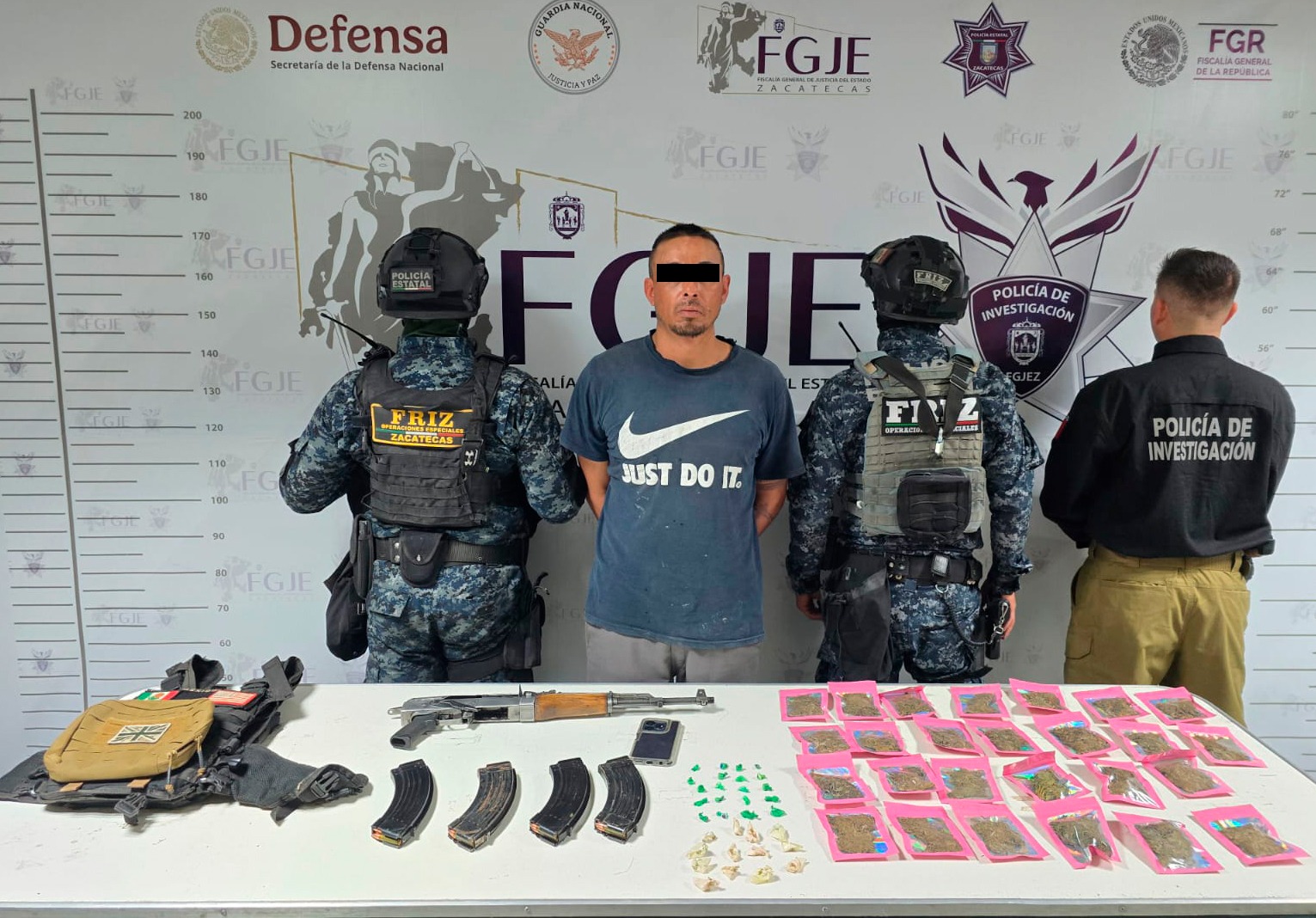 Detienen Fuerzas de Seguridad a hombre con arma de fuego, droga y equipo táctico en Joaquín Amaro