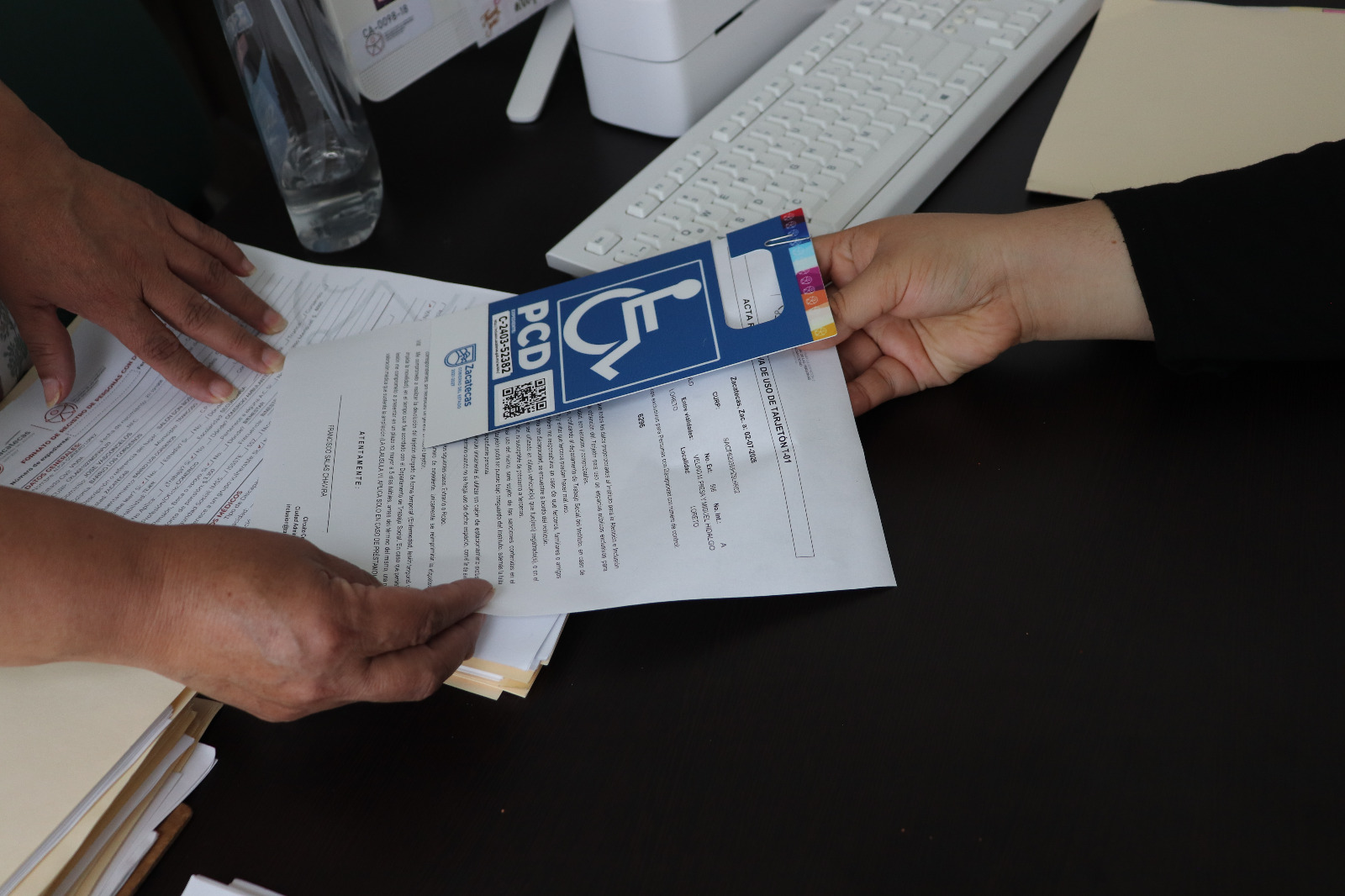 Mantiene Gobierno de Zacatecas entrega de credenciales y tarjetones para personas con discapacidad