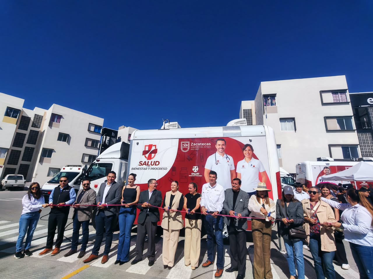Llevan David Monreal y Pepe Saldívar servicio médico itinerante a viviendas del bienestar en Guadalupe