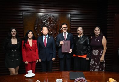 Entrega Secretario General de Gobierno, Rodrigo Reyes Mugüerza, Quinto Informe del Gobernador David Monreal Ávila a la LXV Legislatura Entrega Secretario General de Gobierno, Rodrigo Reyes Mugüerza, Quinto Informe del Gobernador David Monreal Ávila a la LXV Legislatura