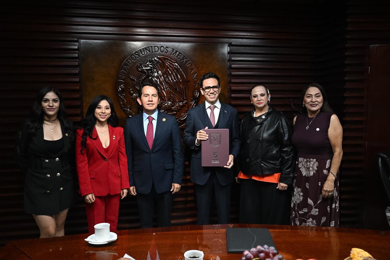 Entrega Secretario General de Gobierno, Rodrigo Reyes Mugüerza, Quinto Informe del Gobernador David Monreal Ávila a la LXV Legislatura