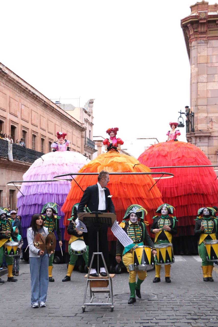 Muñecas gigantes dan vida al inicio del 23 Festival de Teatro de Calle 2026