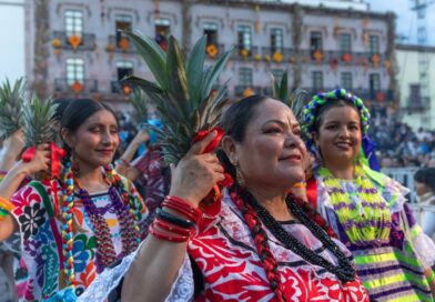 Entre plumas, máscaras y piñas, ofrenda Oaxaca su Guelaguetza a Zacatecas en Festival de Día de Muertos