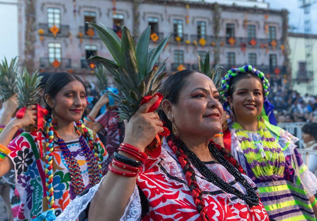 Entre plumas, máscaras y piñas, ofrenda Oaxaca su Guelaguetza a Zacatecas en Festival de Día de Muertos