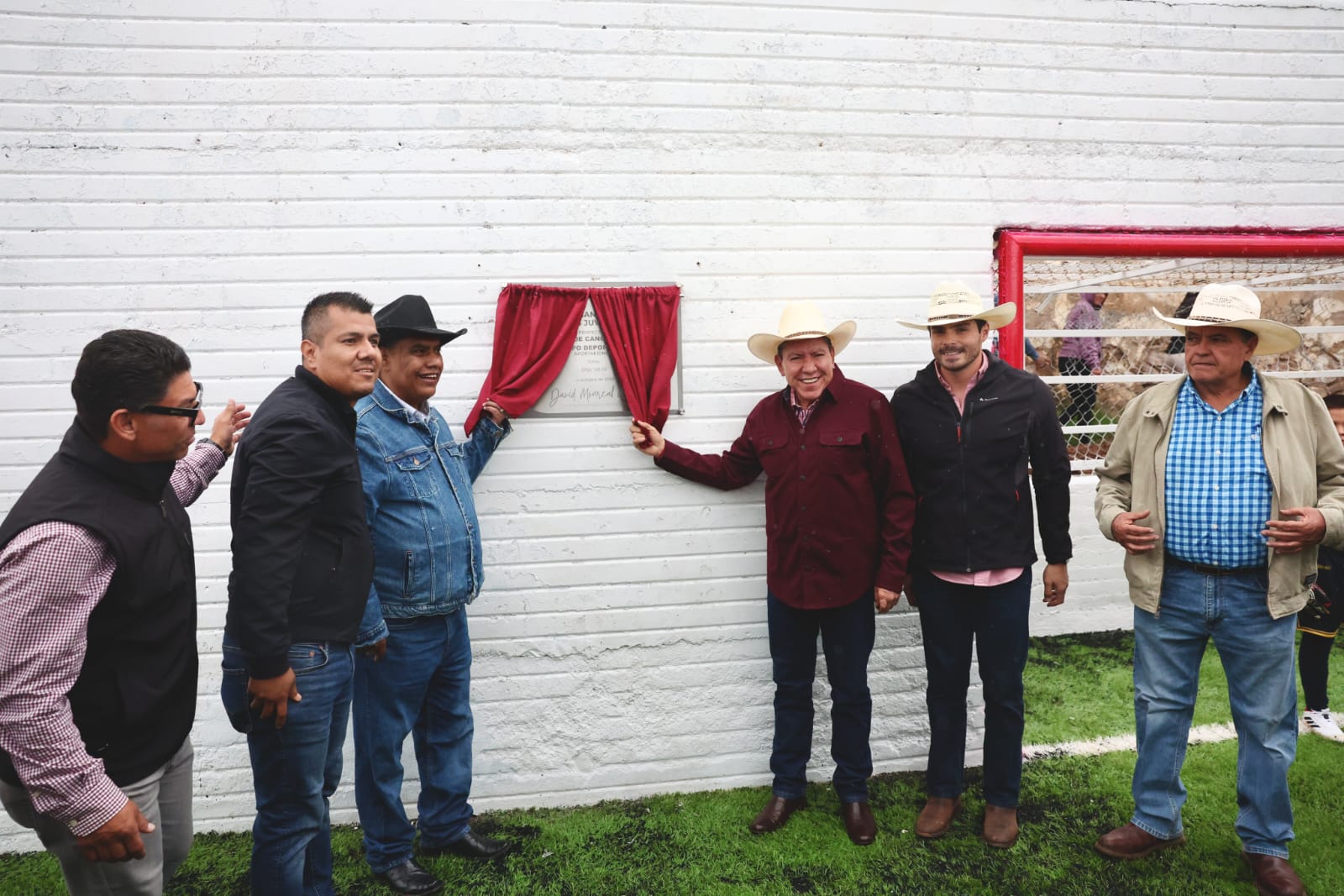 Inaugura Gobernador David Monreal cancha de futbol rápido con nuevo empastado en Sombrerete
