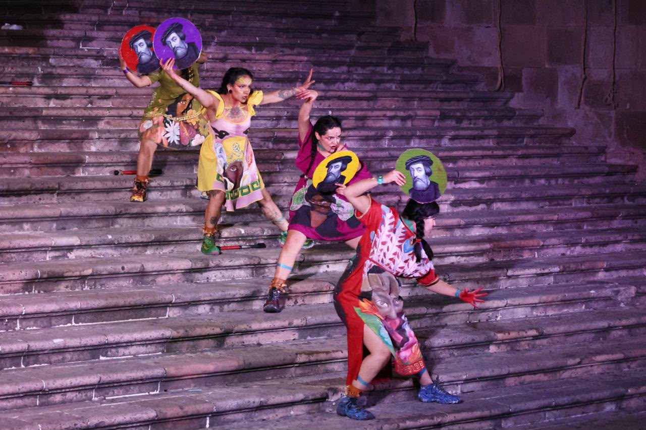 Cautiva MoMo Teatro al público con “Malinches: otra forma de mirar el cielo”, en el FITC 2026